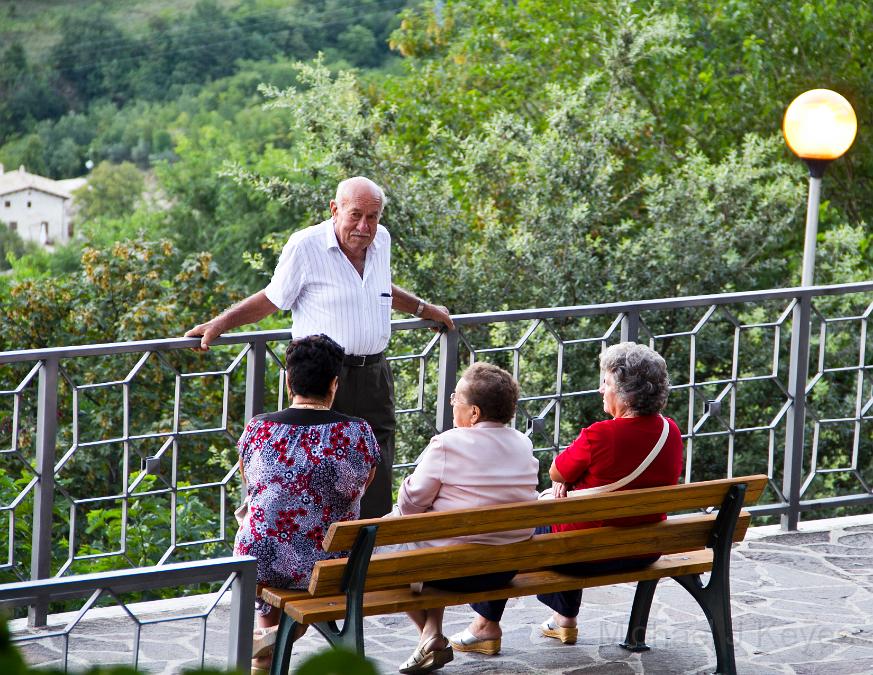 IMG_0914 copy.jpg - Evening discussion with the Ladies in Caramanico